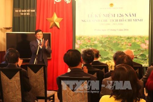 Вьетнамцы в Великобритании отмечают день рождения президента Хо Ши Мина - ảnh 1